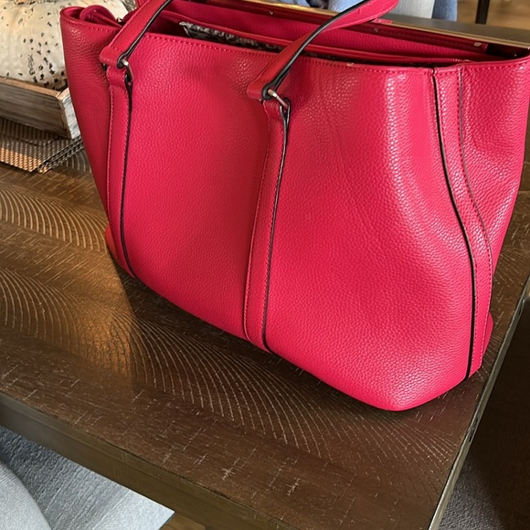 Large Guess purse/handbag - Picture 3 of 6